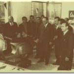 Domenico Blanco durante l'esposizione di una Vespa