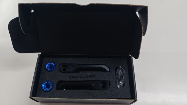 Y02PD01XB COPPIA PEDANE POGGIAPIEDI POSTERIORI PASSEGGERO RECKLESS NERI/BLU YAMAHA FZ6 600 2006 SCOOTER E MOTO
